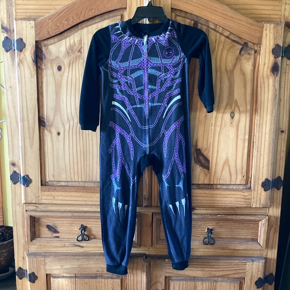 Boys Black Panther black purple one piece pajamas - size 6/7